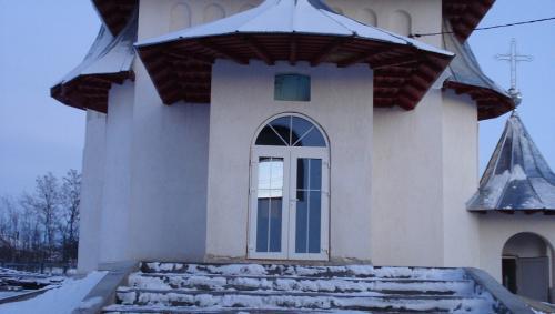 Biserica - vedere exterioară