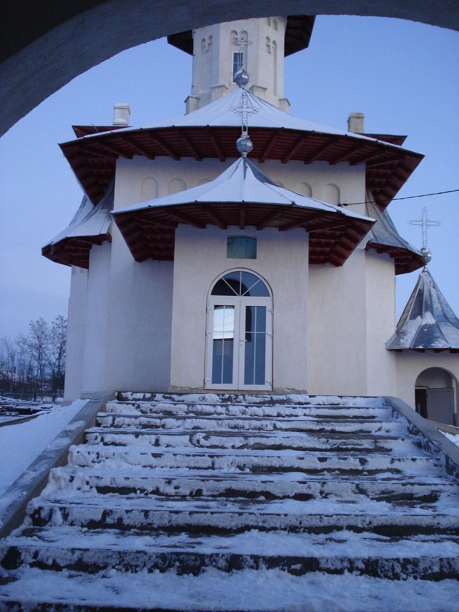 Biserica - vedere exterioară